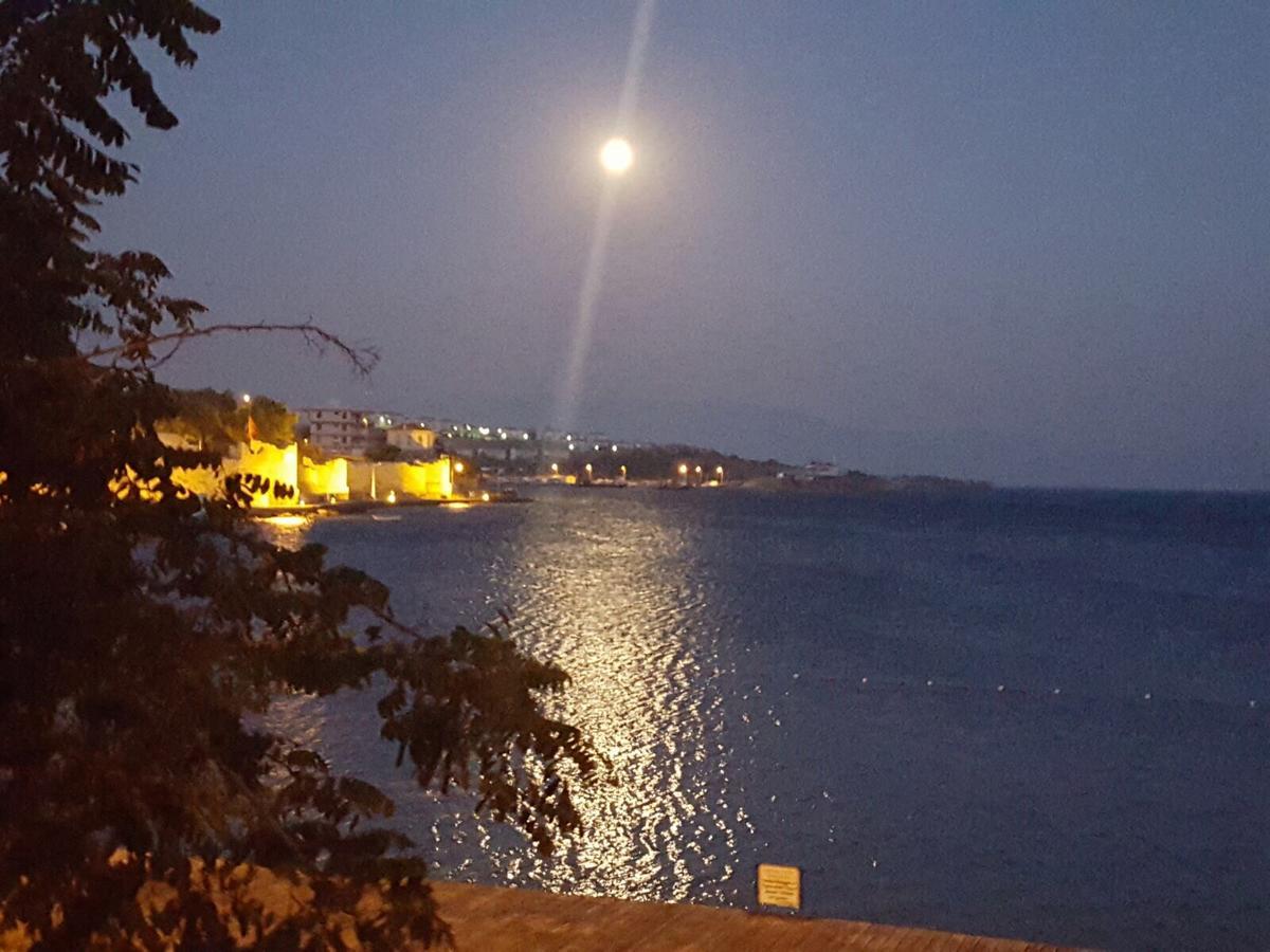 Ayshe Hotel Foça Buitenkant foto